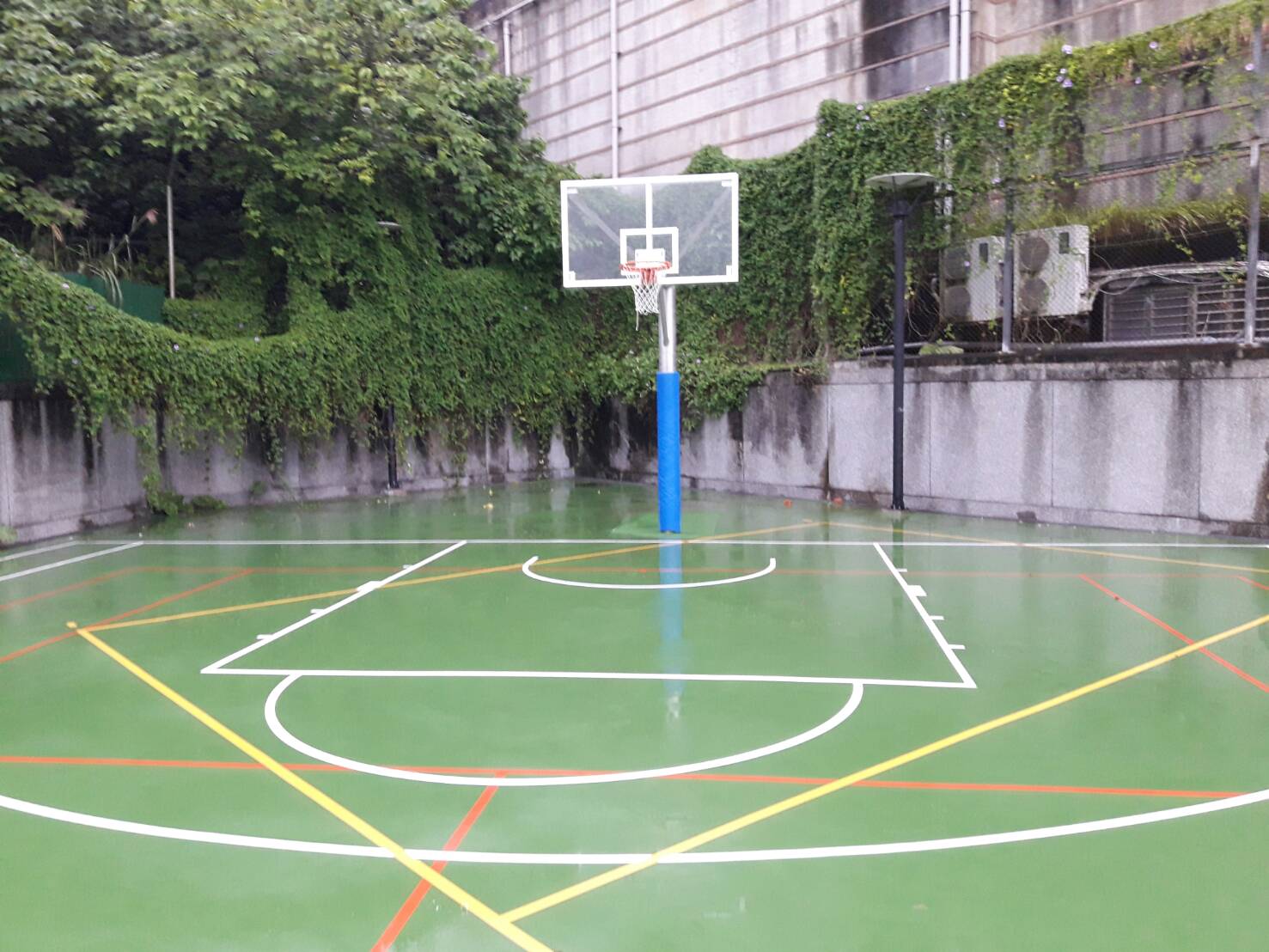 室外籃球場