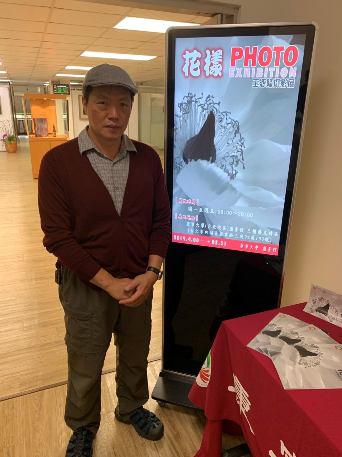 王源隆先生在康寧大學圖書館展出20多幅攝影作品。 (圖:康寧大學資管科學生攝)