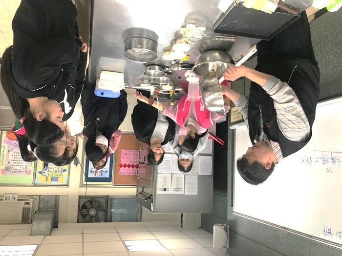 我是小小總鋪師，於專業教室體驗製作「菊花小西點」