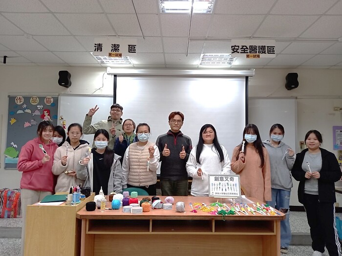 玩具叉奇編製DIY，系主任頒獎並與師生合影