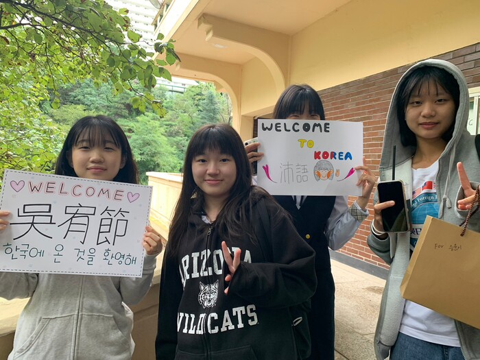 東丘高中學生夾道歡迎學伴