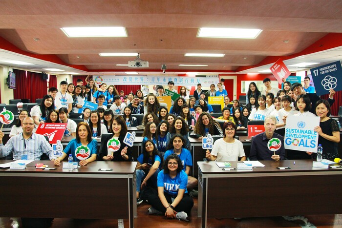 台以色列師生舉起SDGs主題背板，展現青年對全球永續發展議題的關懷。