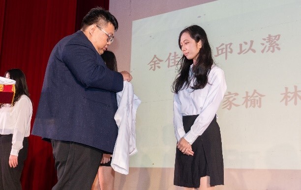 視光科主任為同學加袍