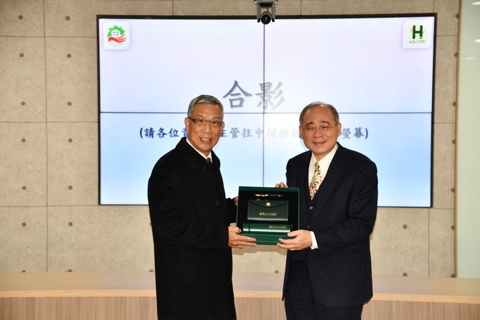 陳校長與蕭總院長交換紀念品