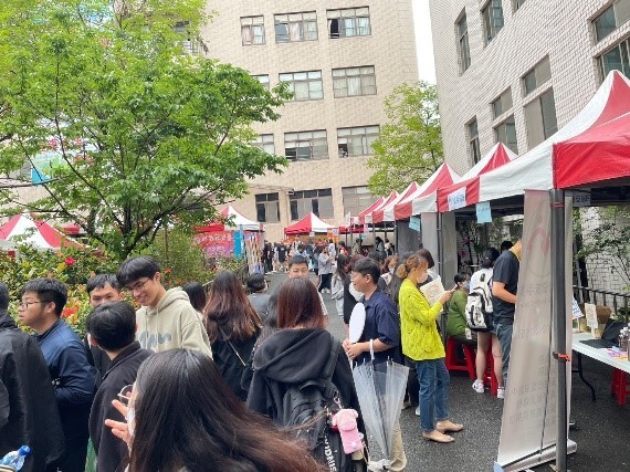 學生熱烈參與徵才活動二