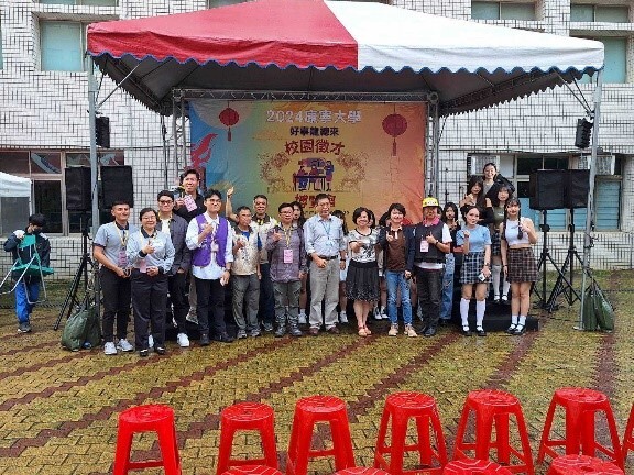 學務長與參加企業合照
