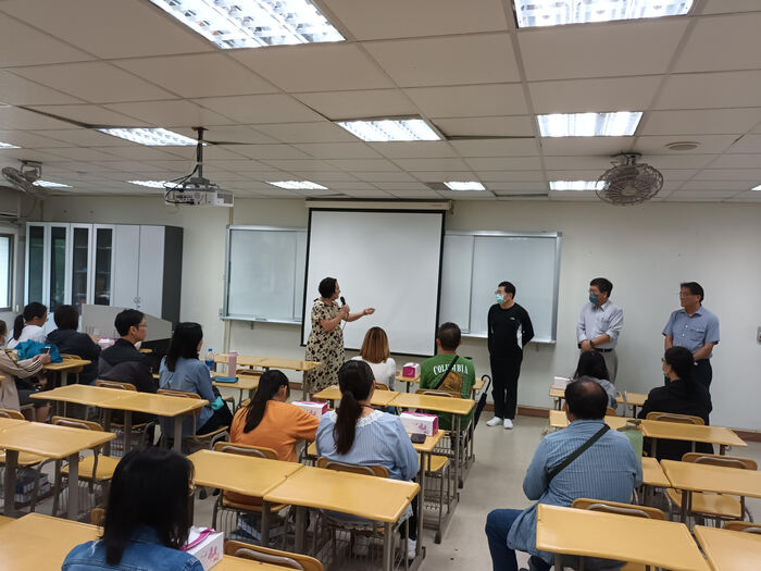 向家長介紹與會的師長