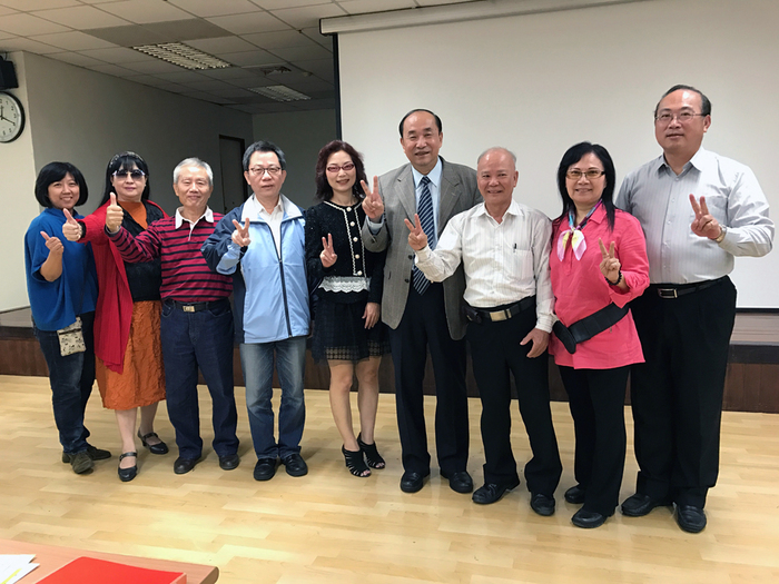 本校樂齡大學參訪新市農會，進修推廣處主任張承晉（右一）率樂齡幹部與新市農會總幹事李朝塘（右四）合影留念。