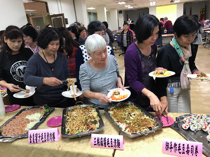 樂齡大學的學員們品嘗毛豆大餐。