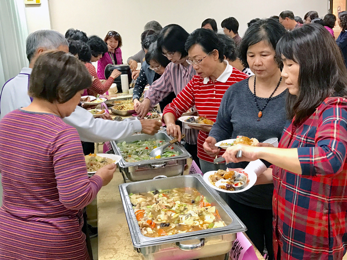 樂齡大學學員們排隊品嘗毛豆大餐。