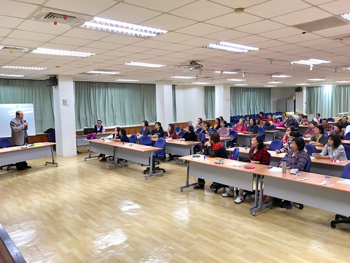 新市農會總幹事李朝塘（左）親自為本校樂齡大學學員們介紹毛豆產業發展情形。