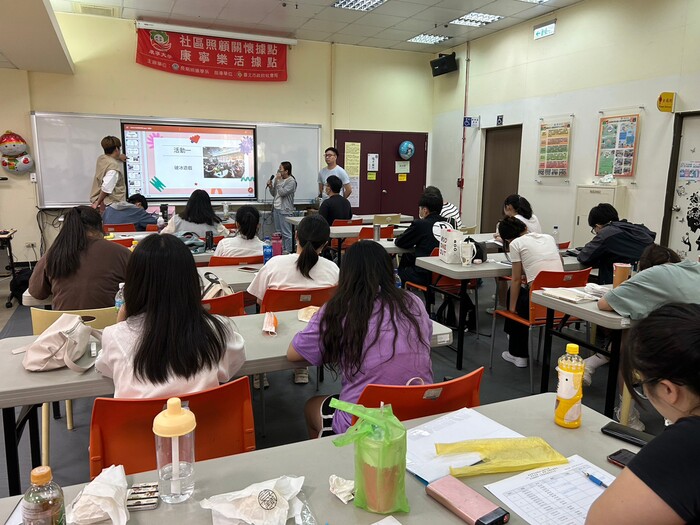 受訓同學與老師討論、互相學習