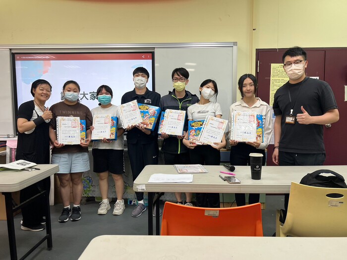頒發訓練表現優異同學禮品