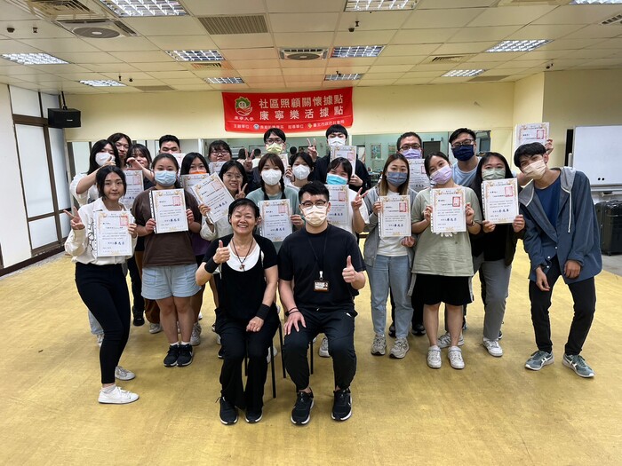 長照系陳秀珍主任頒發結訓證明