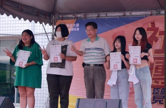 蔡清輝學務長頒發學生會會長副會長當選證書
