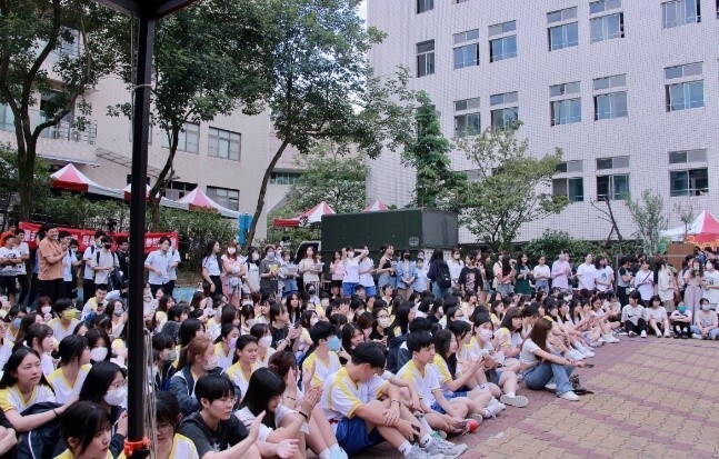 同學們專注的欣賞社團表演