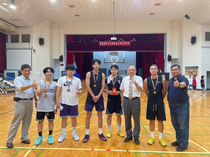 校長與男子組第一名合影