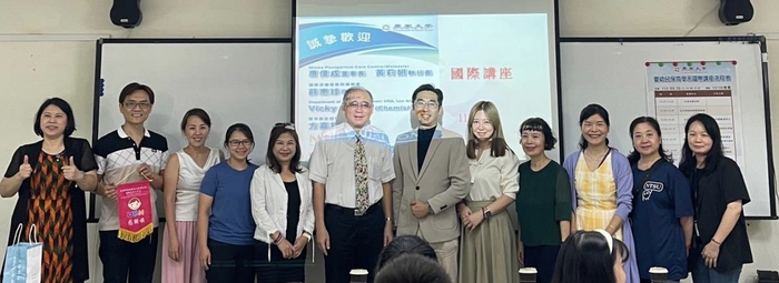 校長與貴賓及系上老師們合影
