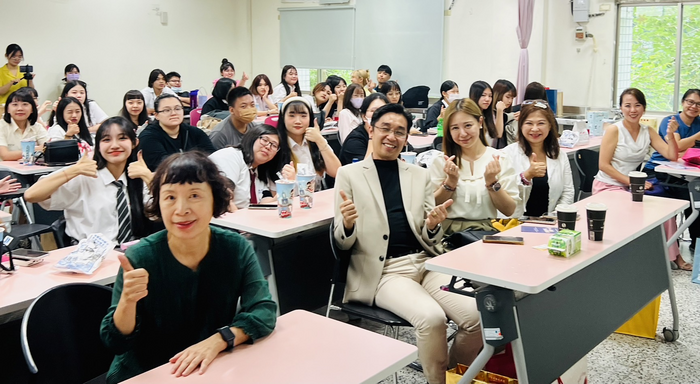 參與的同學們與貴賓開心合影
