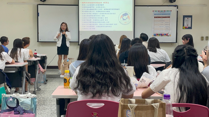 國際母嬰健康照護協會薛惠珍理事長精闢的分享新加坡及加拿大的幼教工作