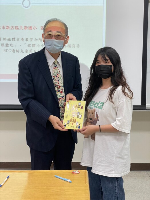校長送書-動五孝吳龍蓉同學