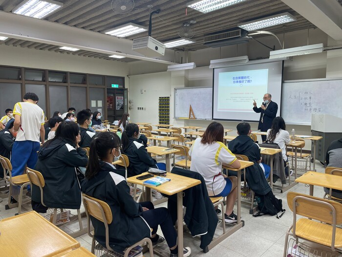 校長勉勵同學同時同學領書
