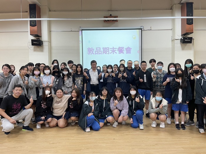 學務長與社團學生合影